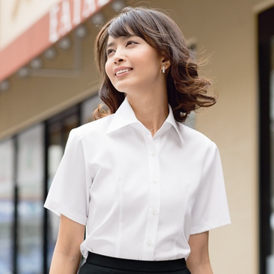 色柄ブラウスで制服もちょっとおしゃれに