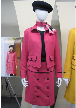 ◇鮮やかピンクのポップ＆キュートな受付用制服