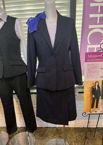 アシンメトリーデザインがアクセント　シャープ＆スマートに見せるジャケット＋セミタイトスカート