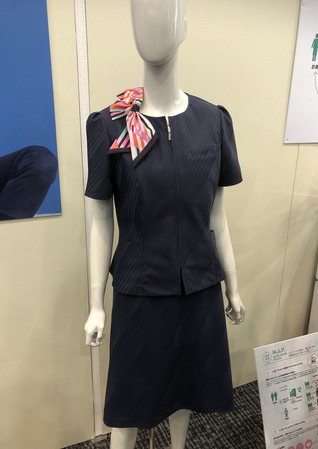 エコ素材を使用した環境にも配慮した受付制服　事務服