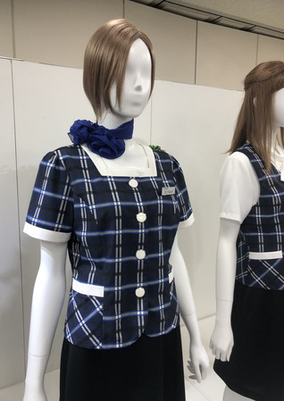 ネイビー×リボンチェックがオトナ×可愛らしさを両立できる受付制服　ノーカラージャケット