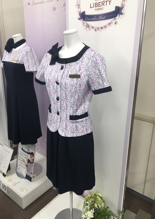 ラベンダーデザインが癒しを演出♪ノーカラーオーバーブラウス 受付制服 事務服