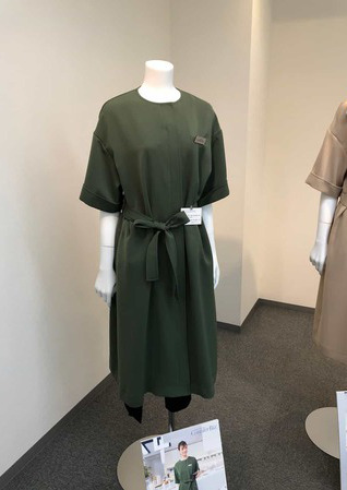 オーバーシルエットの企業受付ワンピで柔らかなインプレッションを♪　受付制服 事務服