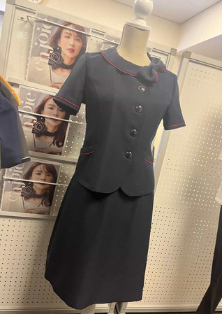 立体シャドーボーダーに赤のアクセント♪オーバーブラウスコーデ　受付制服 事務服