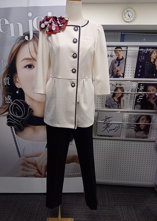 パール調のボタンでエレガントな印象を物語るソフトジャケットコーデ　受付制服