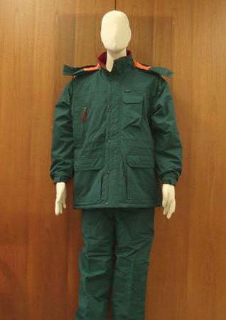 高性能な作業用防水防寒スーツ
