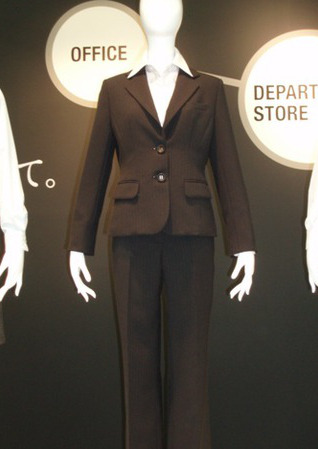 ◇パンツスーツスタイルでエコの事務服