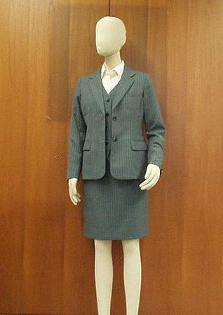 ◇仕立ての良いマスキュランな事務服