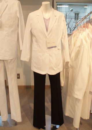 ◇シンプルなデザインのレディースドクター白衣