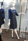 落ち着いたトーンに華やかなリボンチェックのワンピースコーデ　受付制服