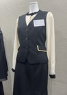 優しさを第一に印象付けるベージュブラウス×ニットベスト♪　事務服