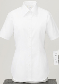 ◇清潔感溢れる定番ホワイトの半袖シャツ