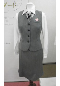 ◇落ち着いた色味が安心感と信頼を与える会社制服