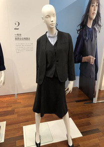 ◇比翼仕立てのミニマムデザインが可愛らしい事務服