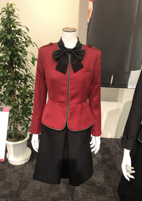 ドットラインがウールジャケットに高級感を与える女性受付制服　おもてなし制服
