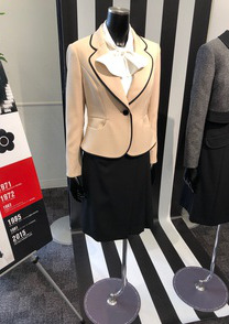 花をイメージした襟が特徴的な｢MARY QUANT｣デザインの受付制服