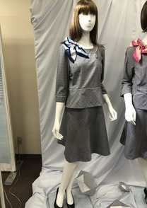 アウターのような風合いのプルオーバーコーデ♪受付制服