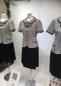 明るく派手過ぎず、柔らかチェック柄のオーバーブラウス　事務服　受付制服