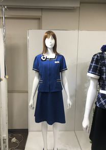 清涼感あふれるブルーと花柄コサージュが映える受付制服