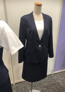 デニムライクなのに上品に映えるノーカラージャケット☆ 事務服 営業服