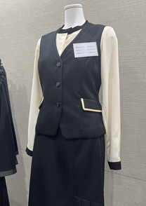 優しさを第一に印象付けるベージュブラウス×ニットベスト♪　事務服