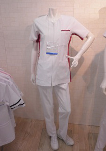 ◇配色でスリムな印象のパンツスタイルの白衣