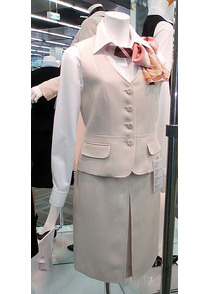 ◇クチュール感溢れる上品ベージュのオフィス制服