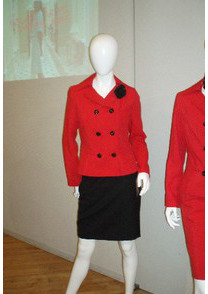 ◇存在感のあるレッドのテーラードジャケットが印象的な制服