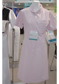 ◇コンパクトなシルエットの看護師用白衣