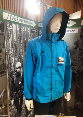 クリアパスケース付で社員識別もしやすい高透湿レインジャケット 作業